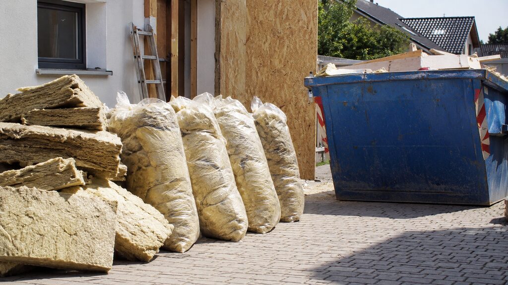 Mineralwolle aus einer Renovierung wird getrennt gesammelt und zur Entsorgung vorbereitet.