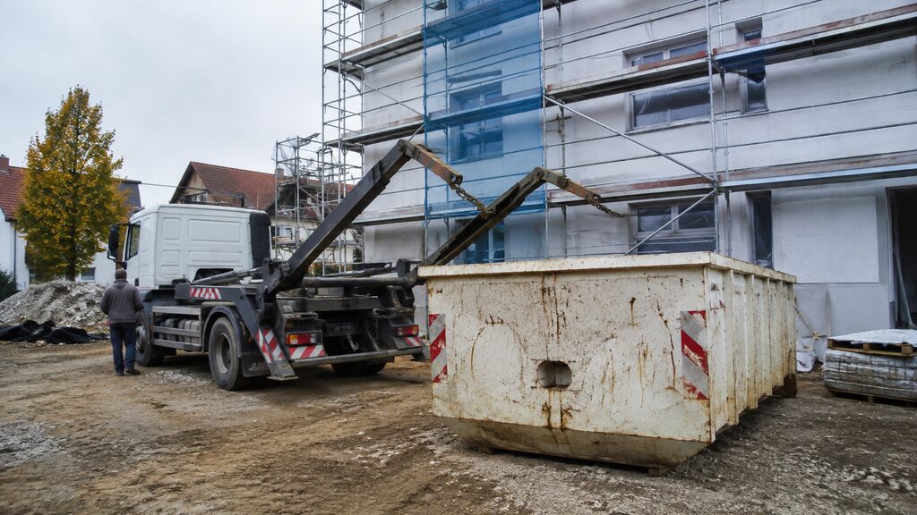 Containerwechsel auf Baustelle mit Absetzcontainer und vorbereiteter Zufahrt