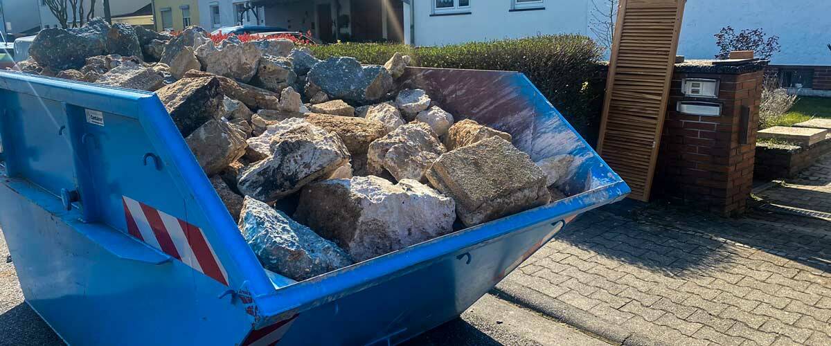 Bauschutt und Mischabfall richtig trennen — Container auf der Baustelle