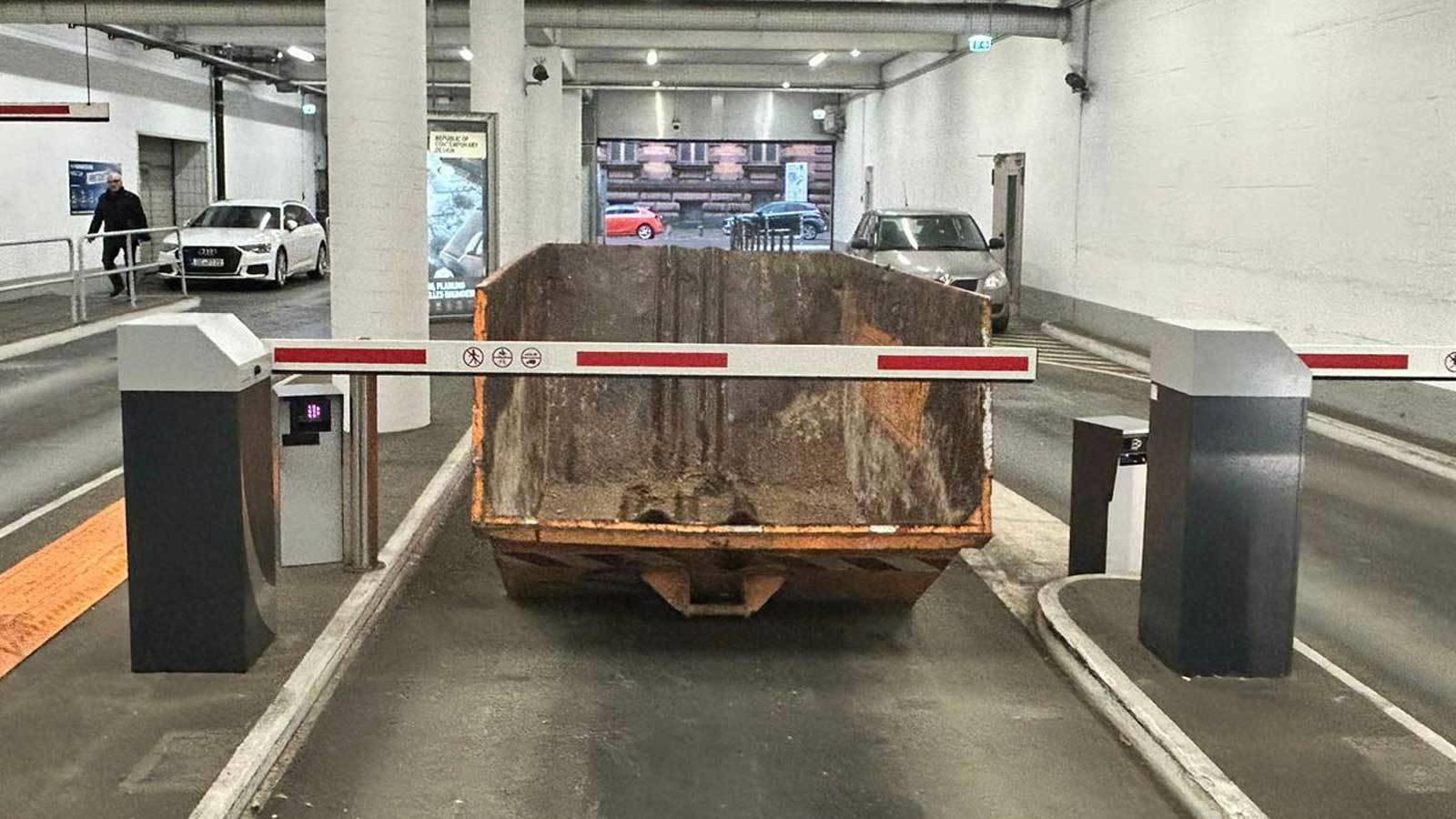 Container von Containerdienst Frankfurt ARM aufgestellt im Parkhaus des Amtsgerichts Frankfurt