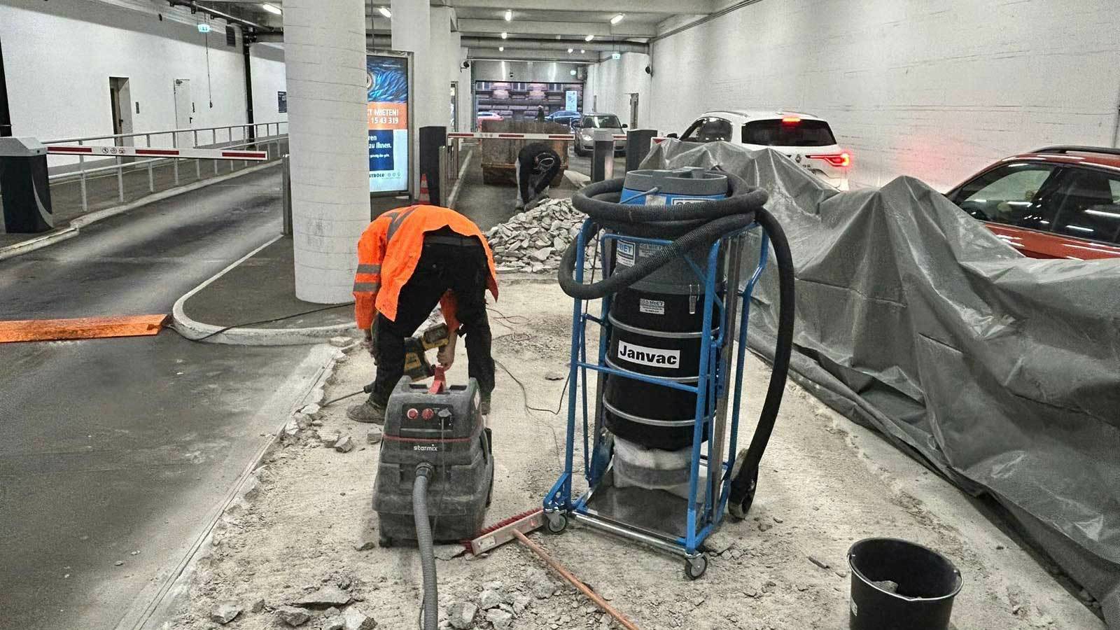 Fachmännische Bodenbelagsentfernung im Gange im Parkhaus des Amtsgerichts Frankfurt