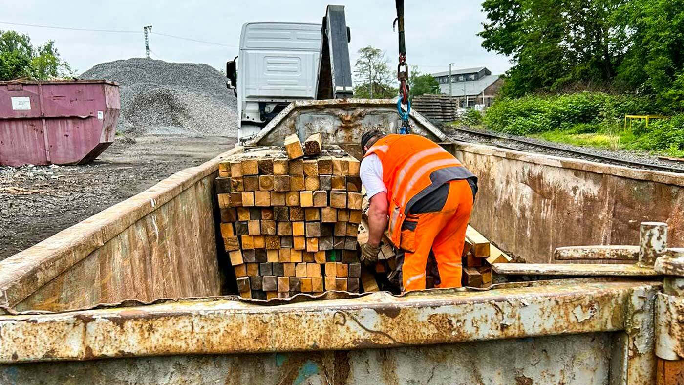 Holzschwellen in Frankfurt: Tausch, Sortierung und umweltbewusste Entsorgung
