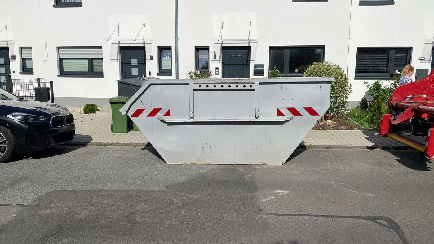 Containerdienst Frankfurt: Großer Mischmüll-Container bereit zur Abholung im urbanen Umfeld