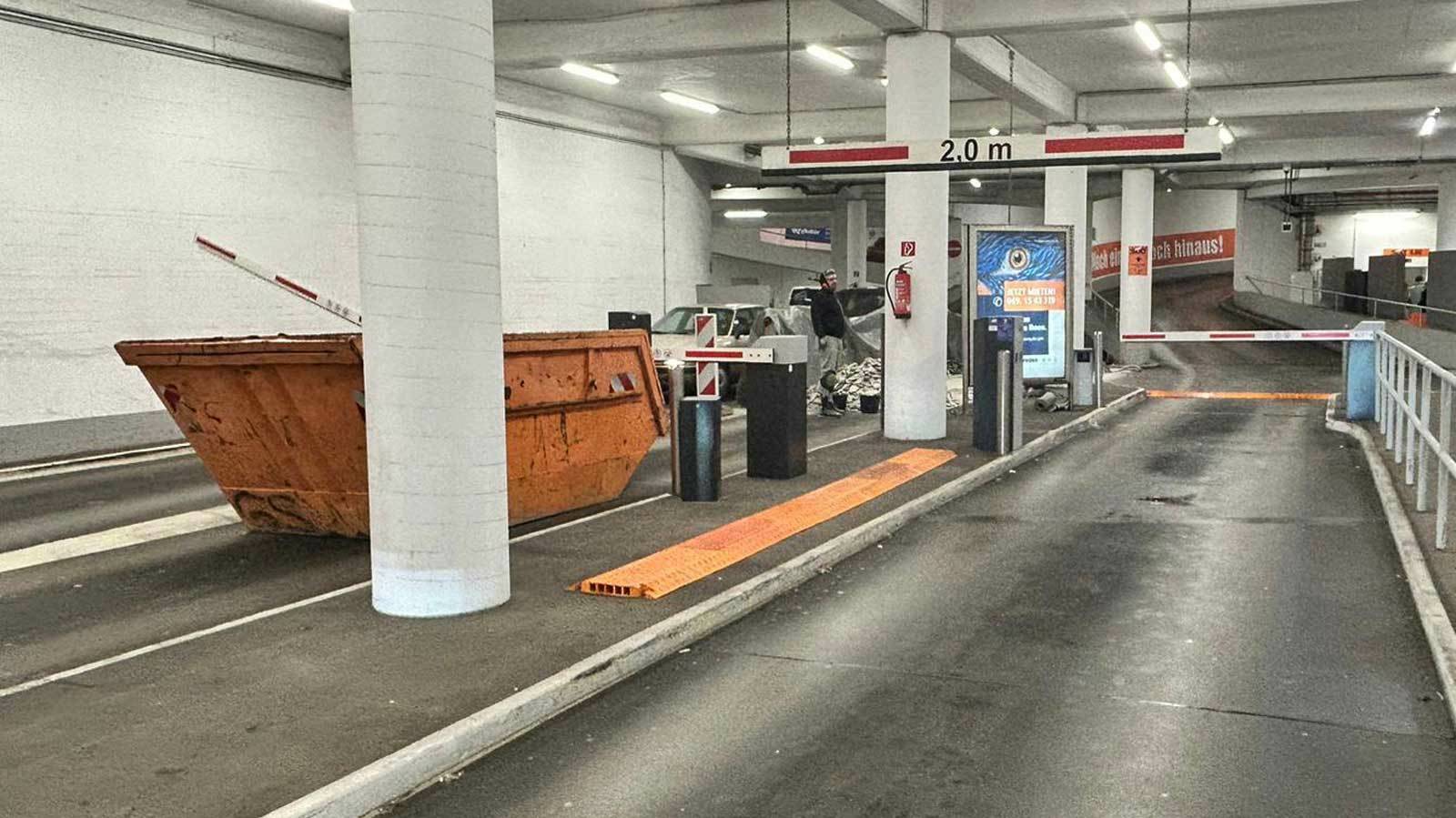 Überblick über das Parkhaus des Amtsgerichts Frankfurt während der Renovierungsarbeiten